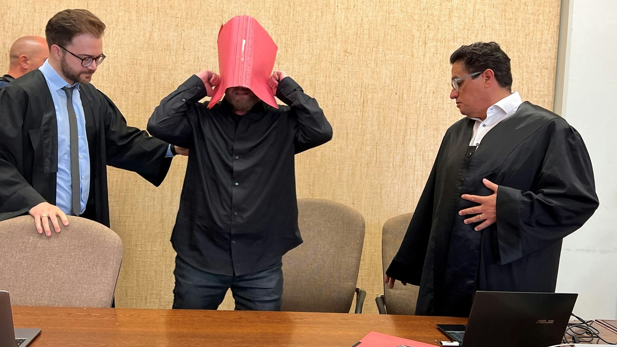 Der Angeklagte Norman S. (54) beim Prozessauftakt mit seinen Verteidigern Maximilian Klefenz und Frank Hatle.