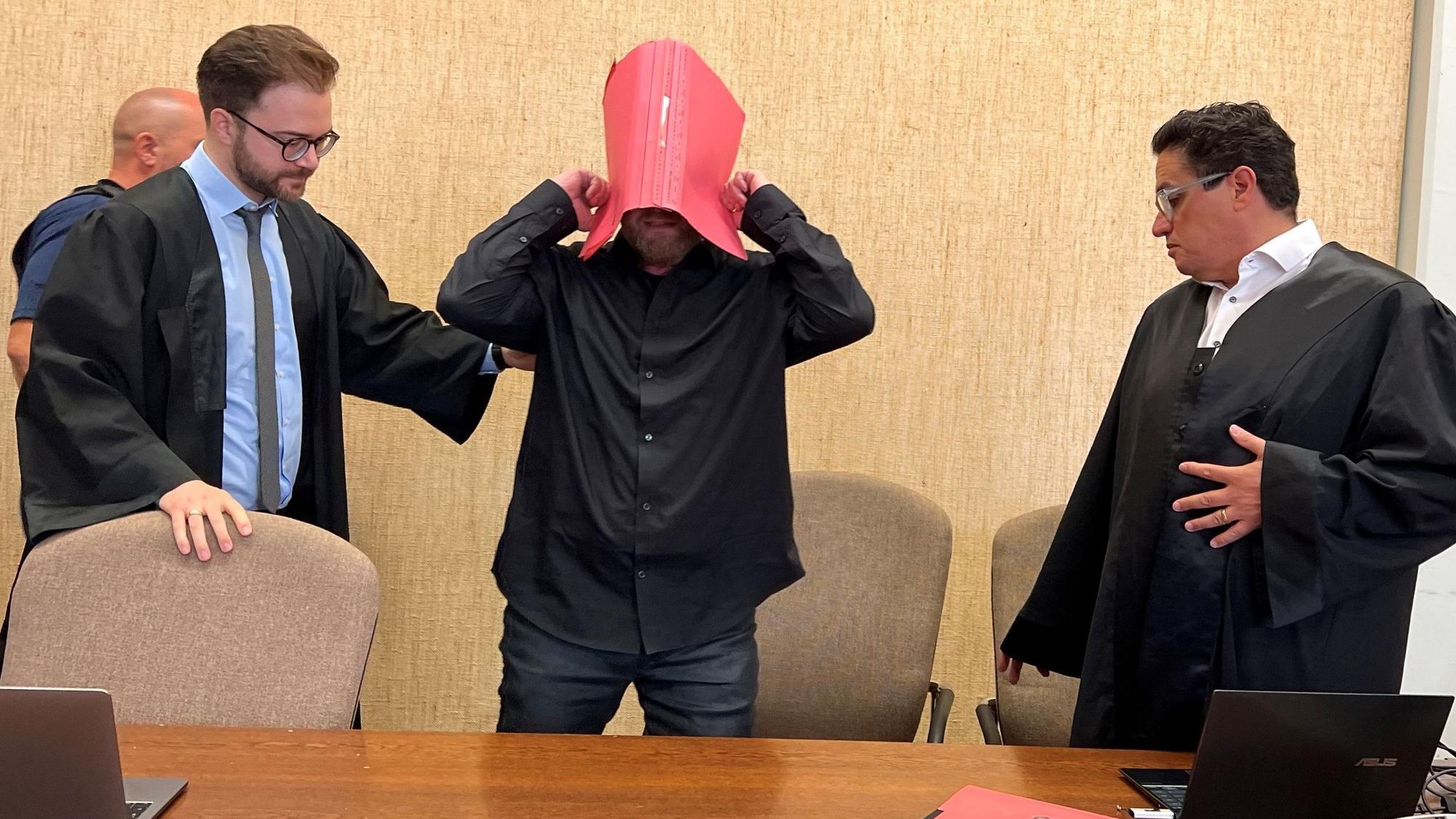 Der Angeklagte Norman S. (54) beim Prozessauftakt mit seinen Verteidigern Maximilian Klefenz und Frank Hatle.