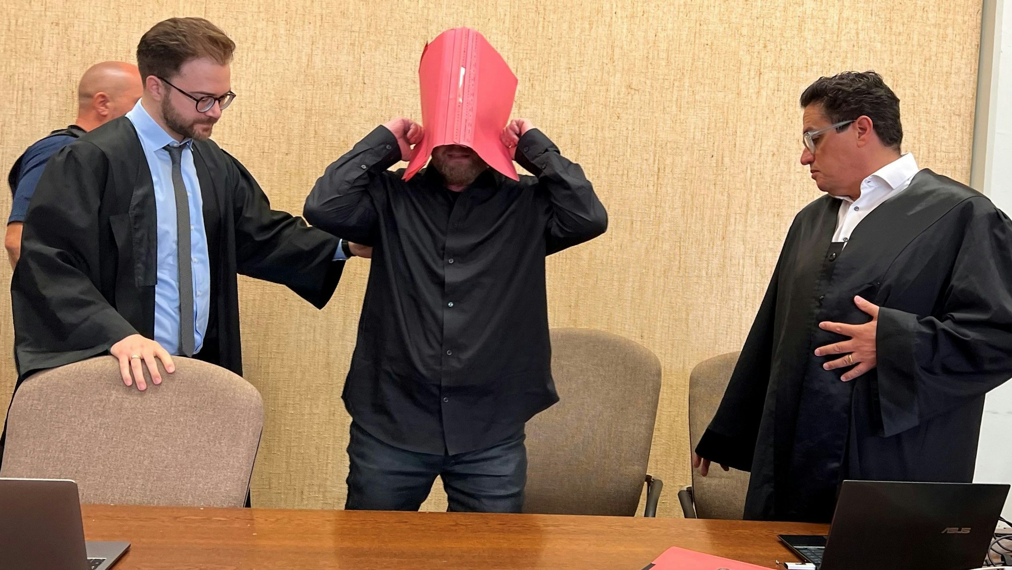 Der Angeklagte Norman S. (54) beim Prozessauftakt mit seinen Verteidigern Maximilian Klefenz und Frank Hatle.