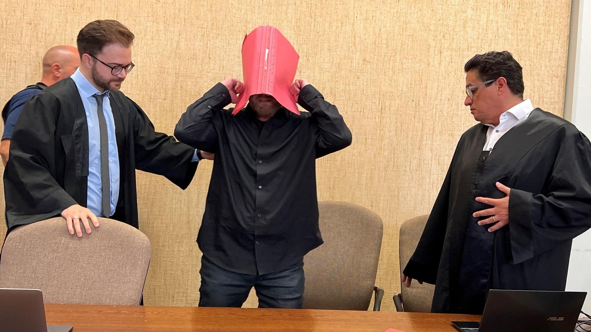 Der Angeklagte beim Prozessauftakt mit seinen Verteidigern Maximilian Klefenz und Frank Hatlé.