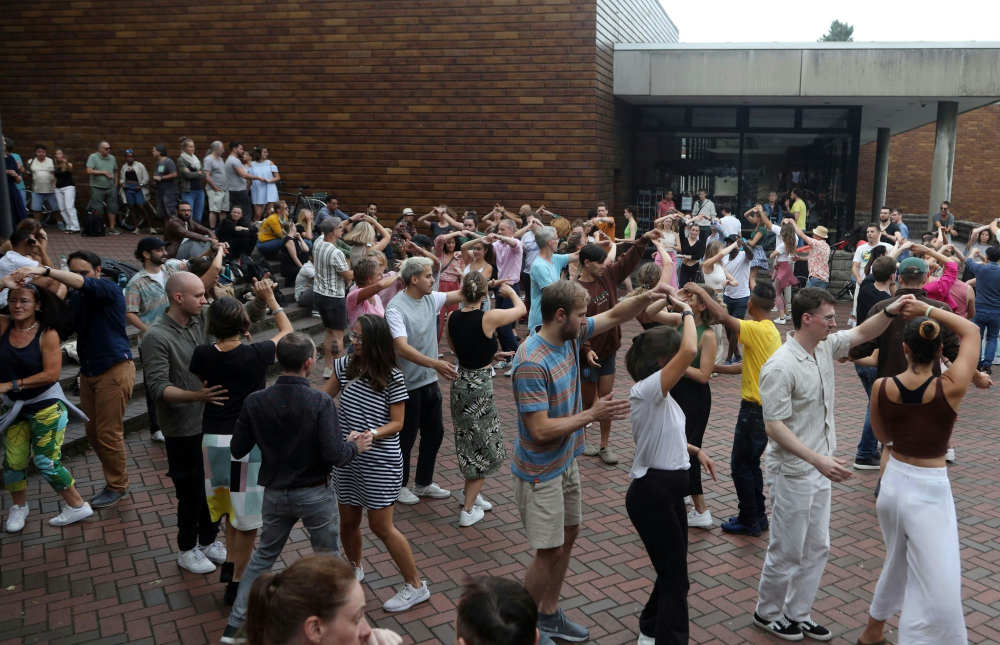 Salsa-Party mit vielen Menschen am Museum für Ostasiatische Kunst