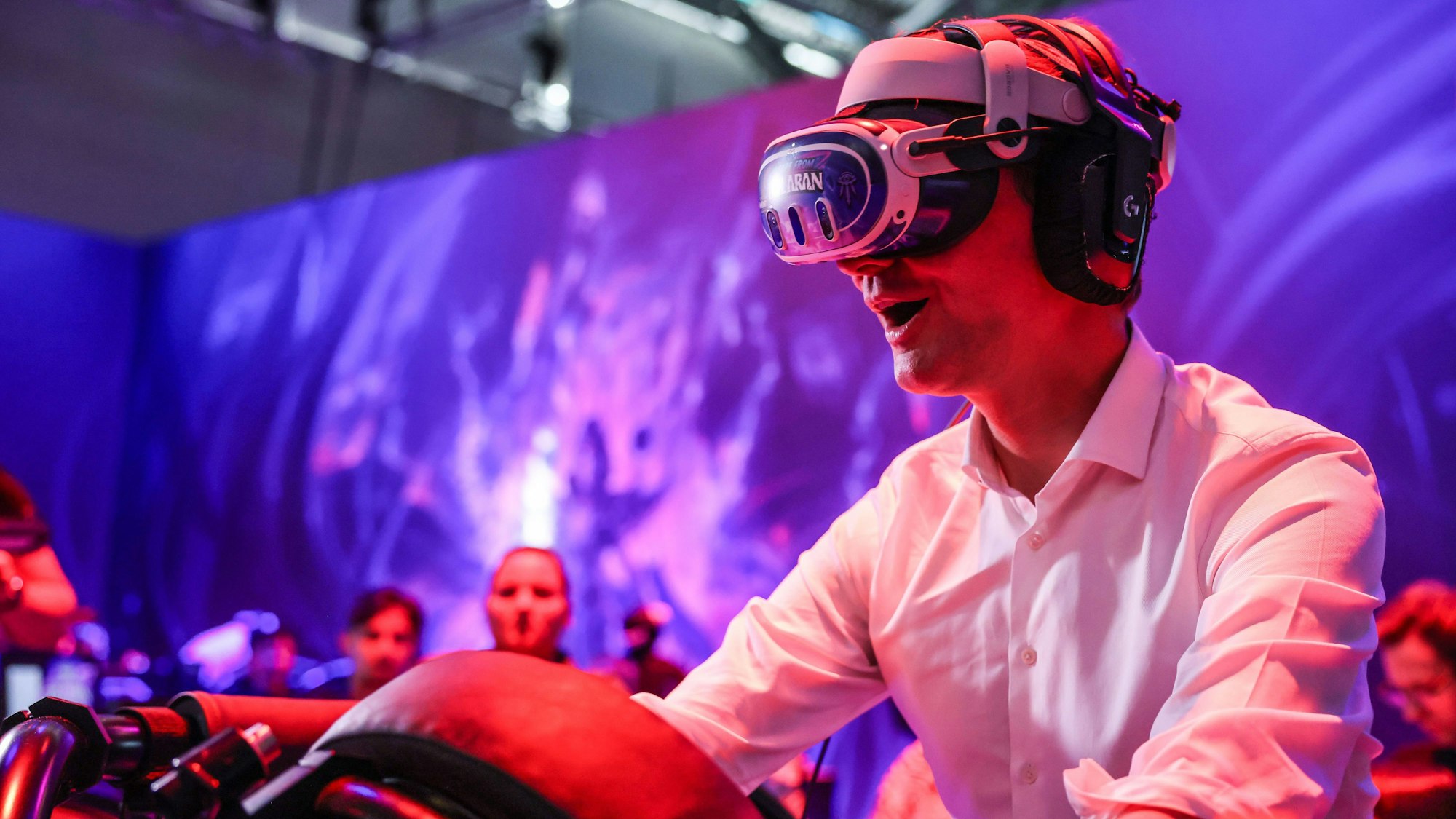 NRW-Ministerpräsident Hendrik Wüst testet ein Computerspiel auf der Messe Gamescom. (Symbolbild)