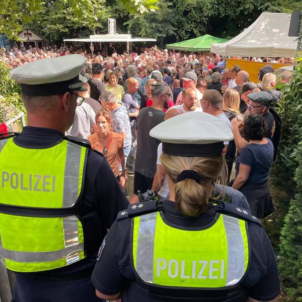 Unter massivem Polizeischutz finden noch bis zu diesem Dienstag Kirmes und Krammarkt in Wermelskirchen statt.
