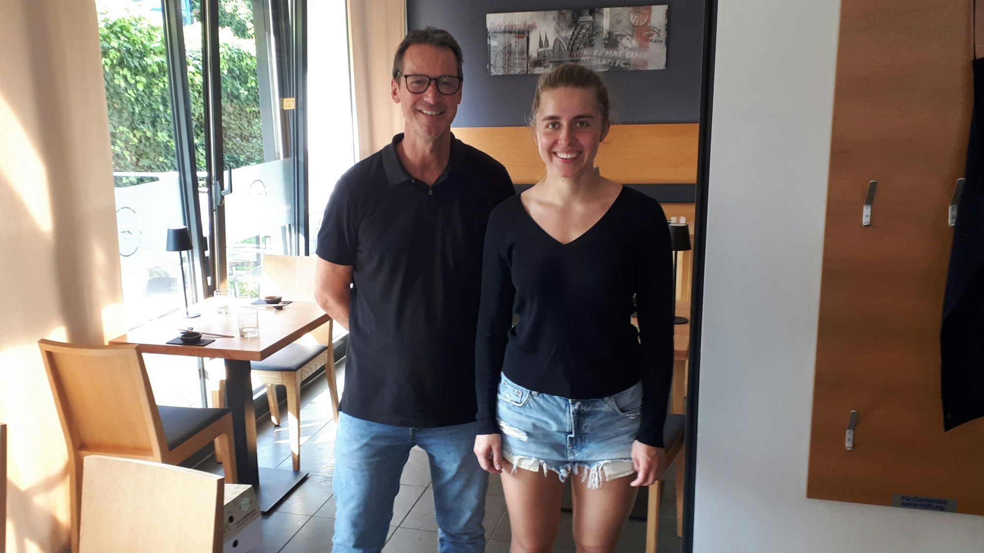 Inhaber Michael Straßfeld und Service-Mitarbeiterin Kim.