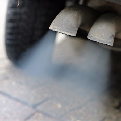 Abgase strömen aus dem Auspuff eines Fahrzeuges mit Dieselmotor.