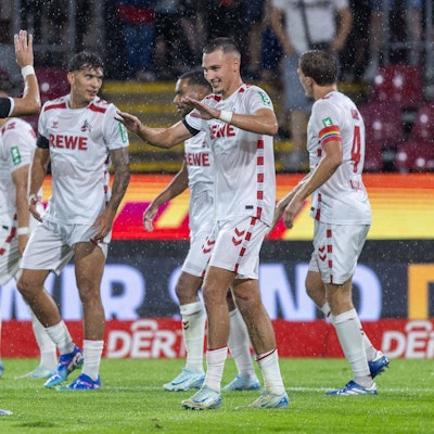 Tim Lemperle, Stürmer des 1. FC Köln, jubelt über sein Tor zum 3:0 gegen Eintracht Braunschweig.
