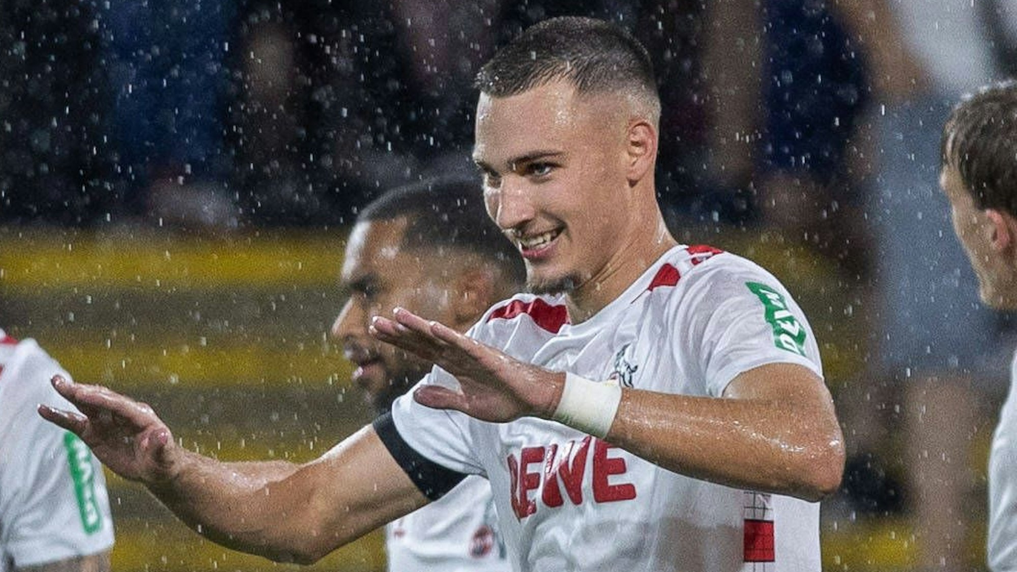 Tim Lemperle, Stürmer des 1. FC Köln, jubelt über sein Tor zum 3:0 gegen Eintracht Braunschweig.