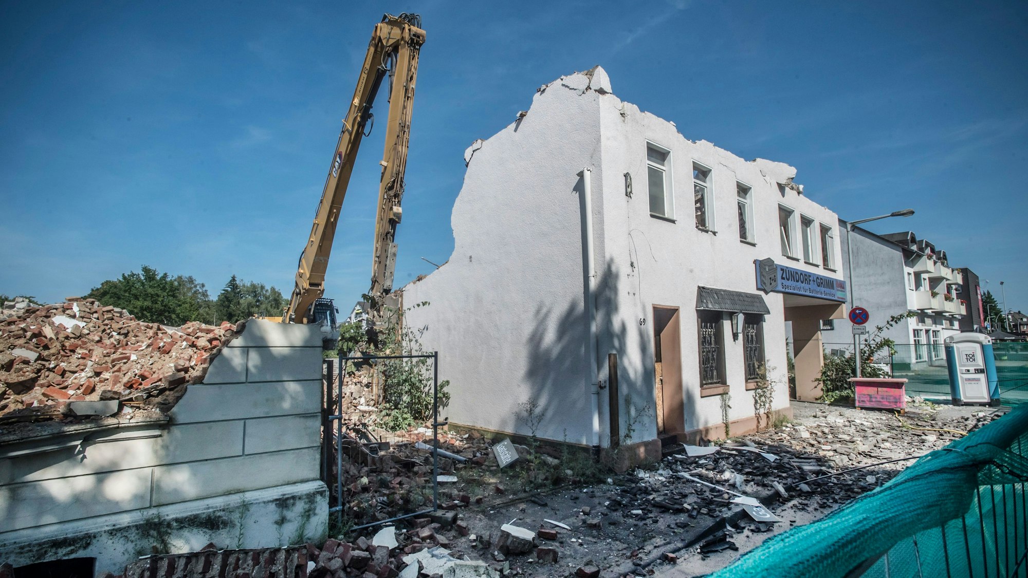 An der Reuterstraße lässt Rewe zurzeit die Häuserzeile abreißen.
