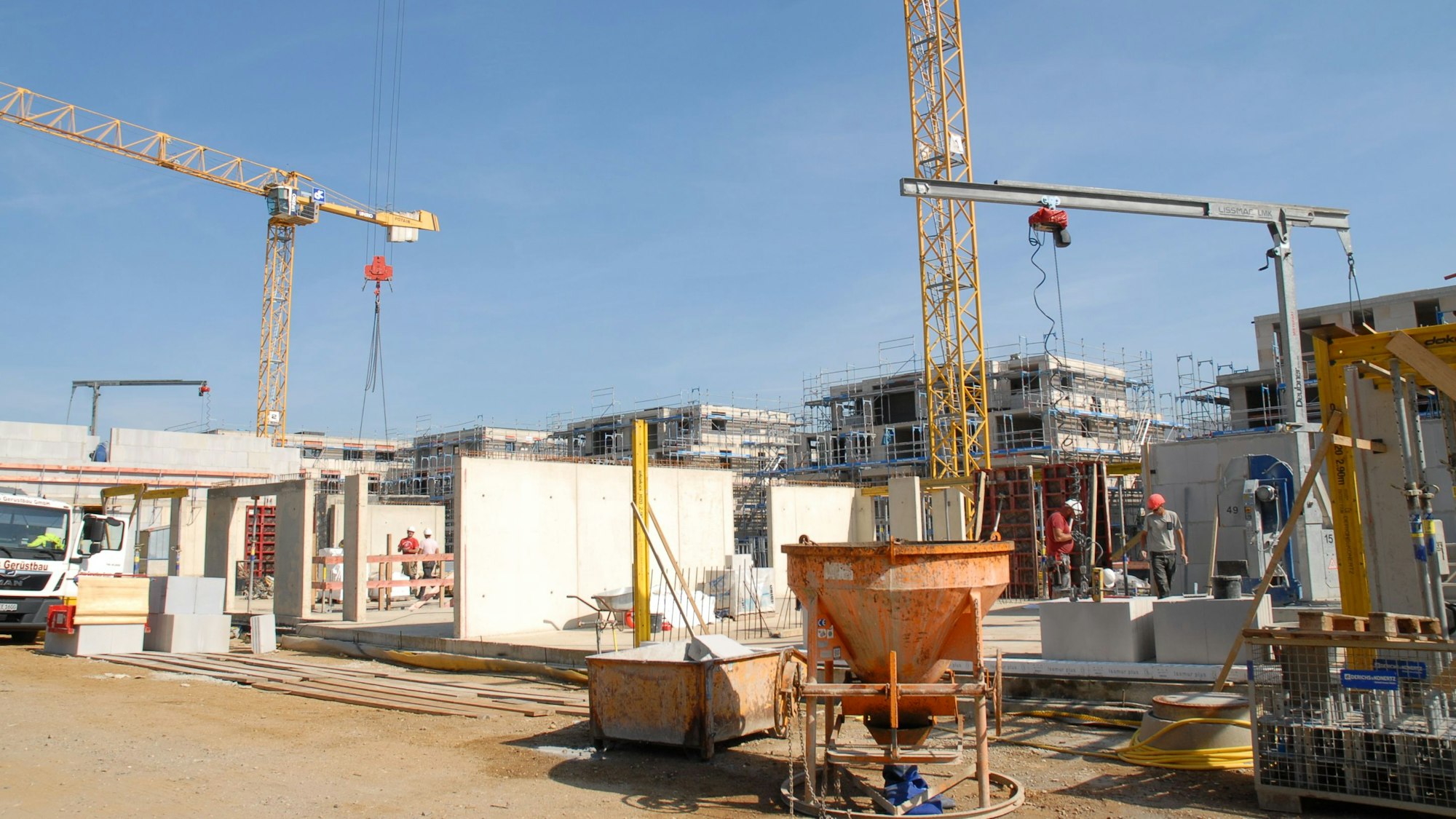 Zu sehen ist eine Baustelle mit zwei Kränen.