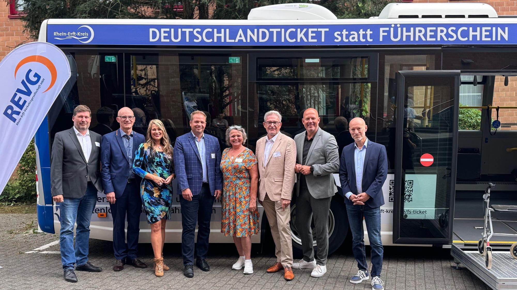 Die Initiatoren des Projekts stehen in einer Reihe vor einem Bus der REVG. Am Bus die Aufschrift: Deutschlandticket statt Führerschein.