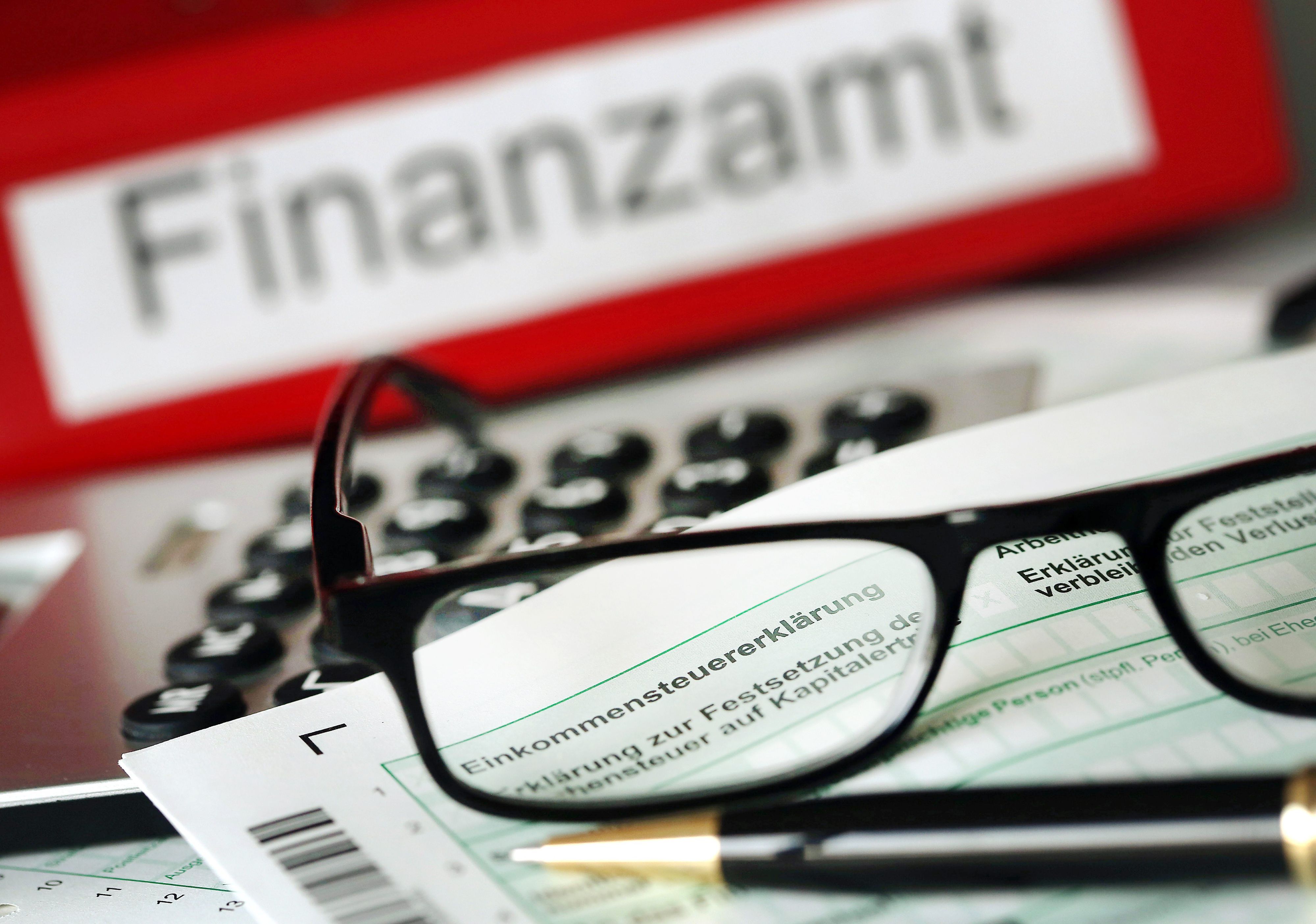 Noch immer müssen Arbeitnehmer und Gewerbetreibende zu lange auf einen Steuerbescheid ihres Finanzamtes warten – trotz einer geringen Verkürzung der Bearbeitungszeit ihrer Anträge. (Symbolbild)