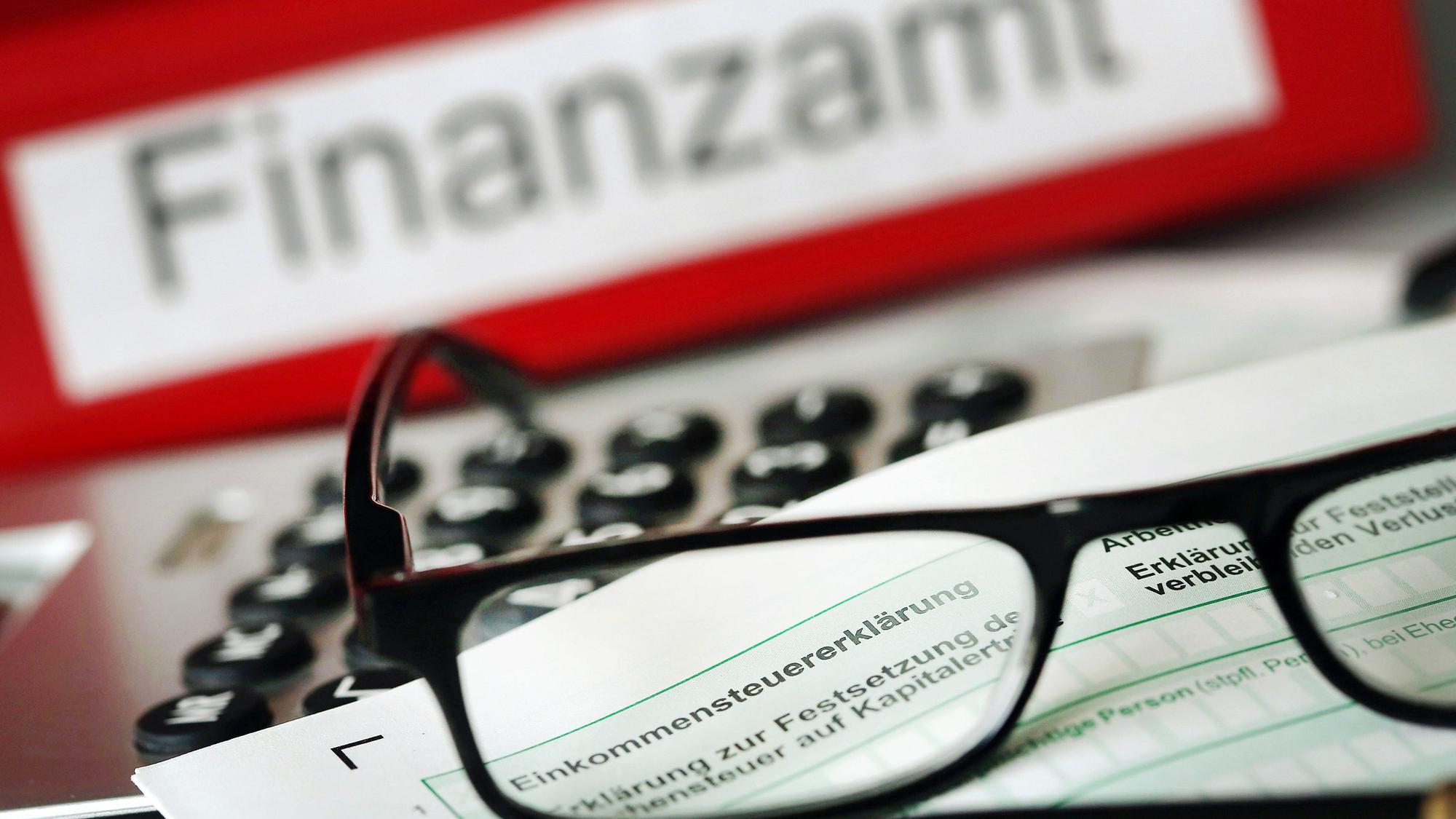 Noch immer müssen Arbeitnehmer und Gewerbetreibende zu lange auf einen Steuerbescheid ihres Finanzamtes warten – trotz einer geringen Verkürzung der Bearbeitungszeit ihrer Anträge. (Symbolbild)
