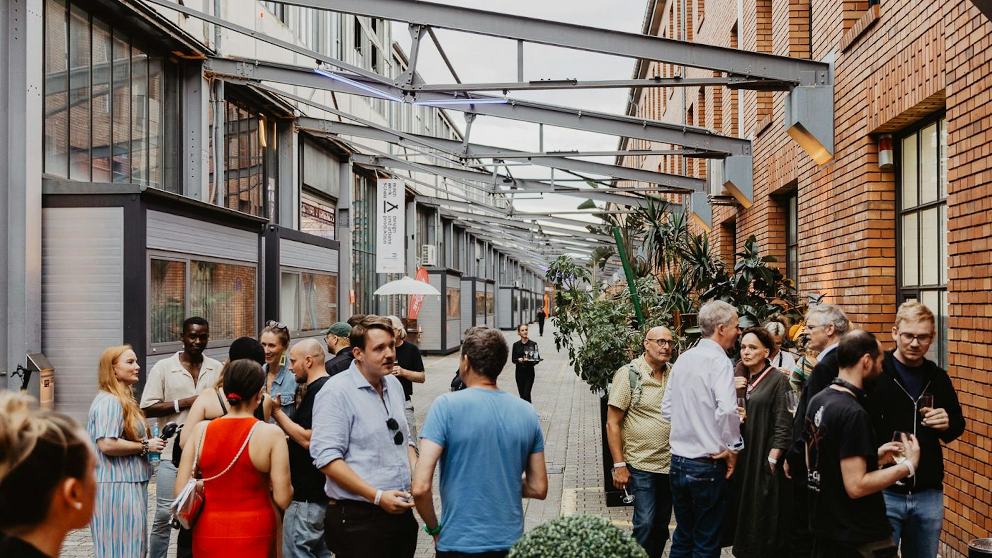 Ein Blick in die Straße im Machwerkhaus Köln am Tag der Eröffnungsfeier