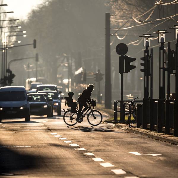 Eine Fahrradfahrerin mit Kindersitz ist am Mittwochmorgen (18.01.2017) auf dem Sülzgürtel in Köln unterwegs. Die Temperaturen liegen an diesem sehr kalten Wintermorgen im Minusbereich.