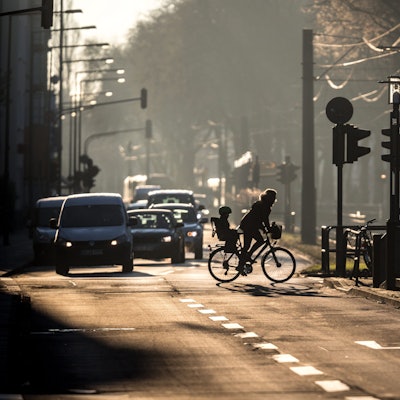 Eine Fahrradfahrerin mit Kindersitz ist am Mittwochmorgen (18.01.2017) auf dem Sülzgürtel in Köln unterwegs. Die Temperaturen liegen an diesem sehr kalten Wintermorgen im Minusbereich.
