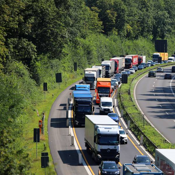Autos stehen auf der A4 im Stau.