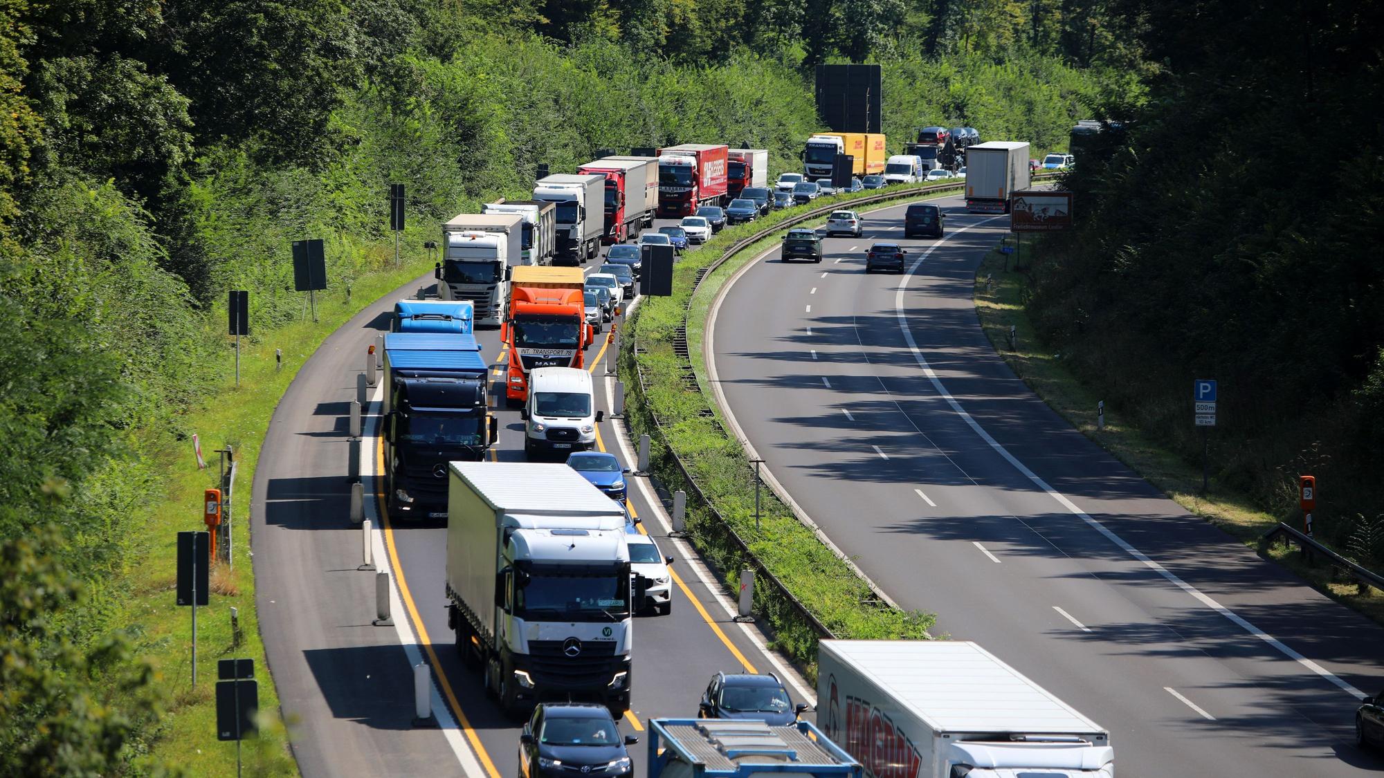 Autos stehen auf der A4 im Stau.