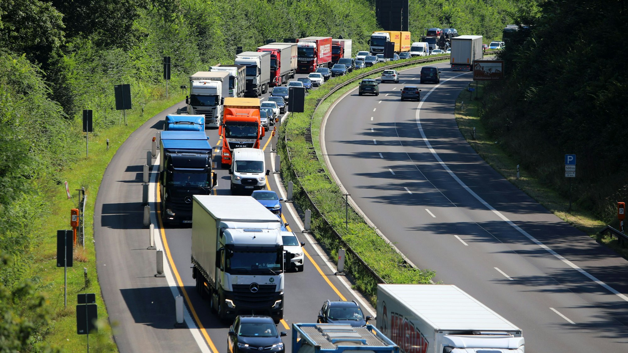 Autos und Lkw stehen auf der A4-Fahrbahn Richtung Köln im Stau.