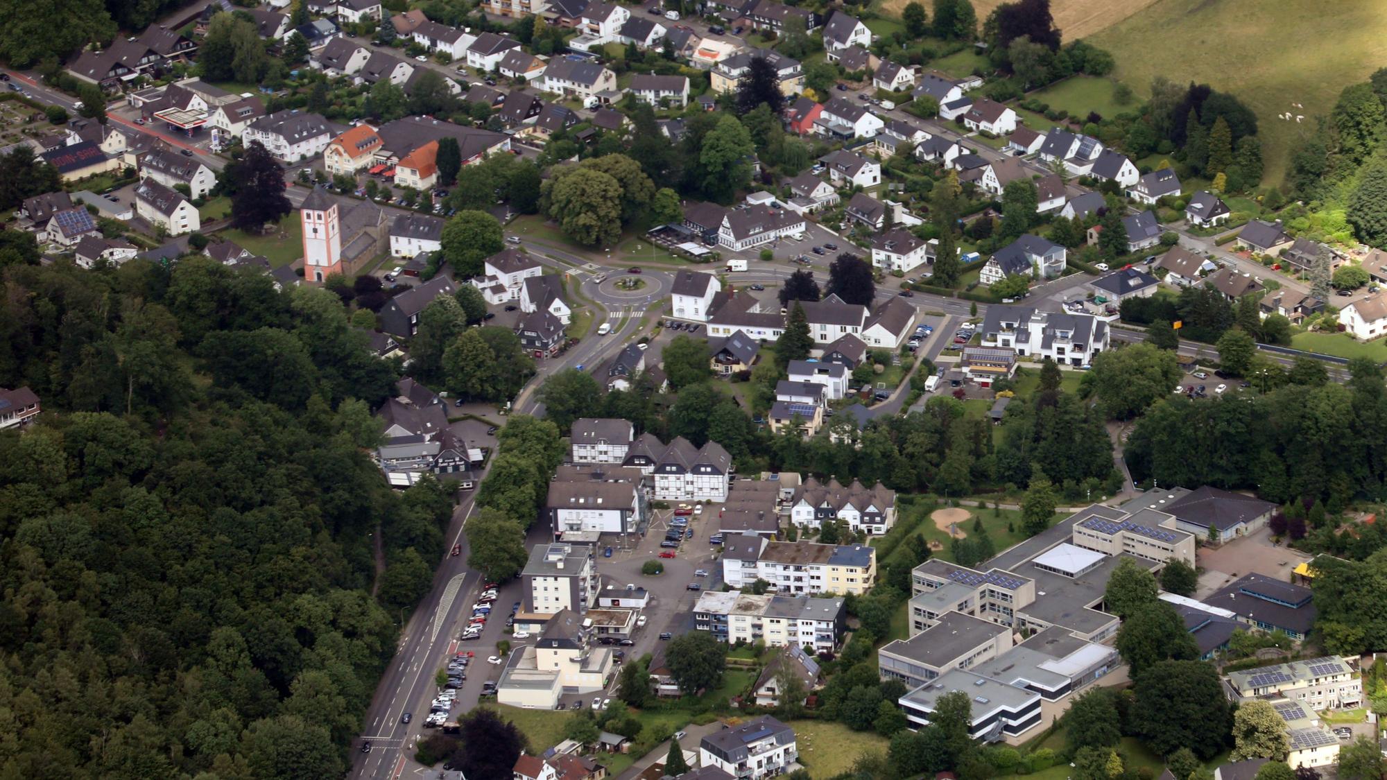 Luftbild von Odenthal mit Kirche St. Pankratius und Schulzentrum.