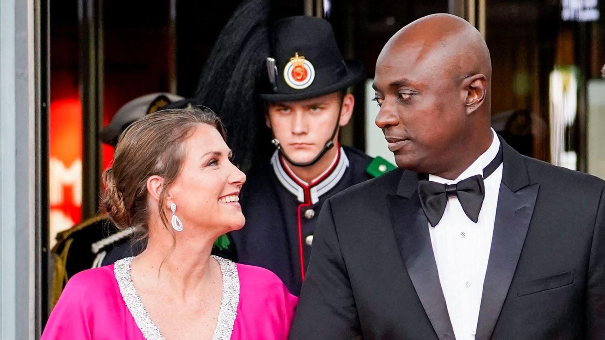 Prinzessin Märtha Louises von Norwegen und ihr Verlobter Durek Verrett lachen sich an.