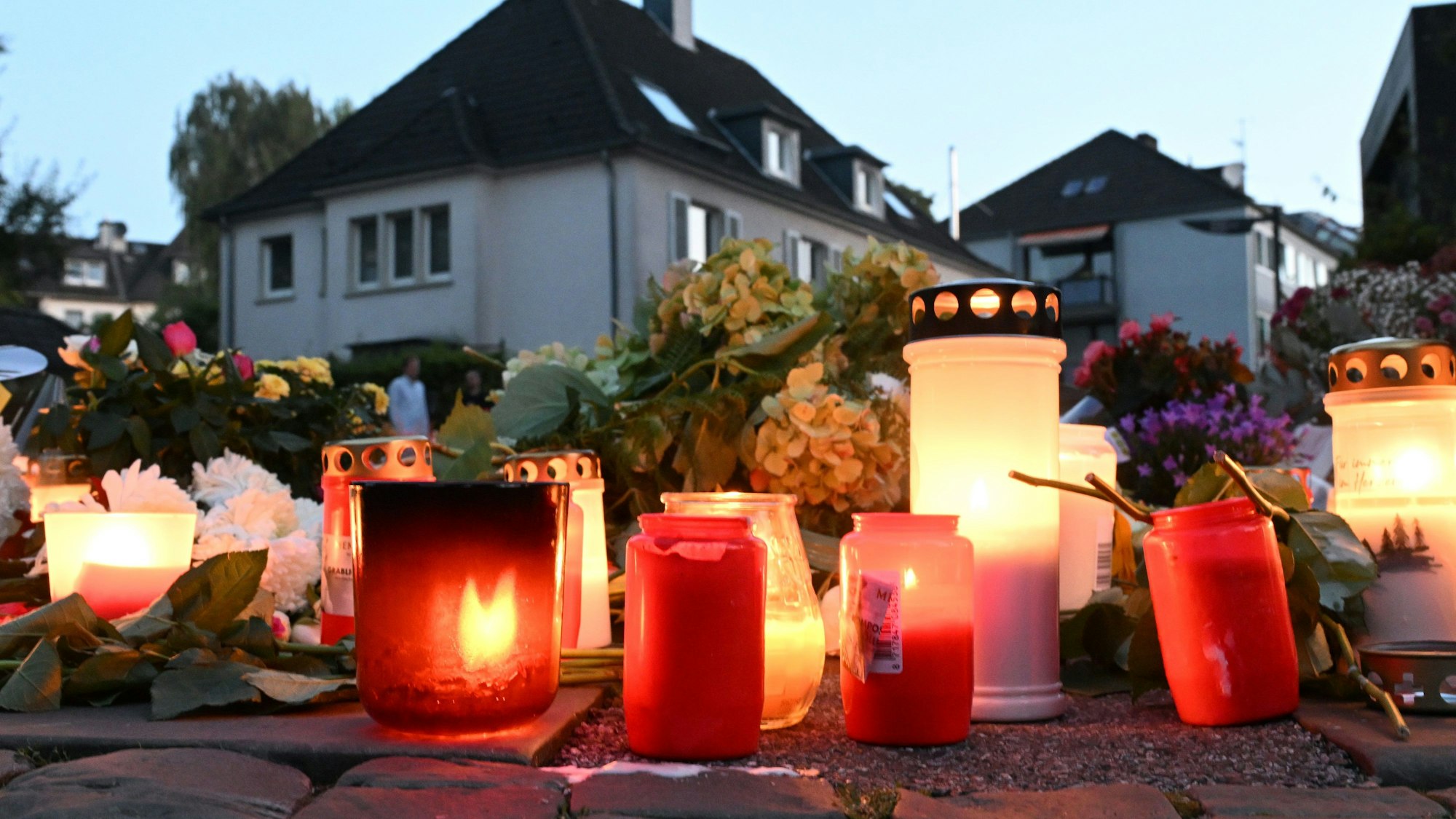 Kerzen und Blumen stehen in der Innenstadt von Solingen.