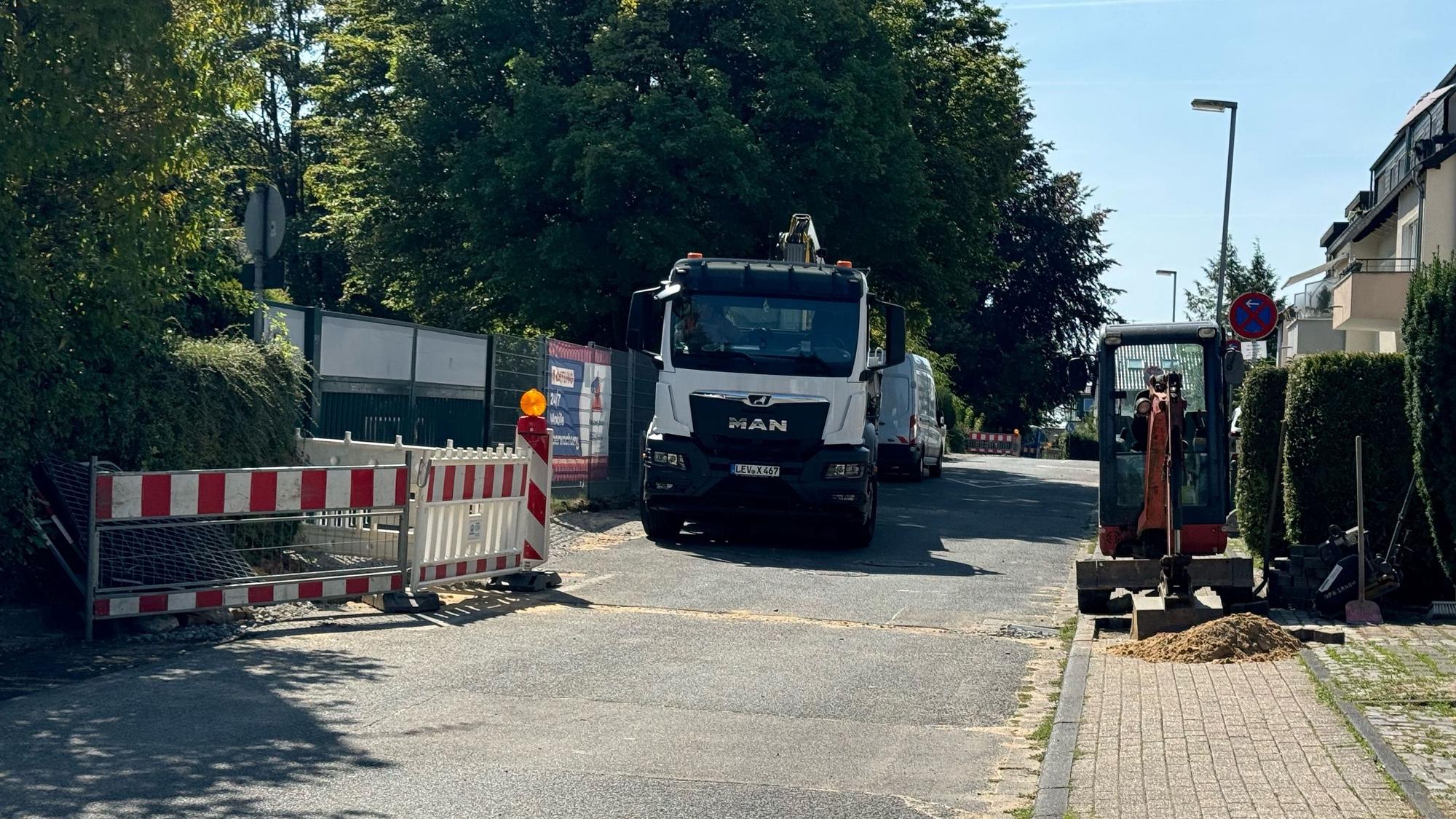 Baustelle vor Schule.