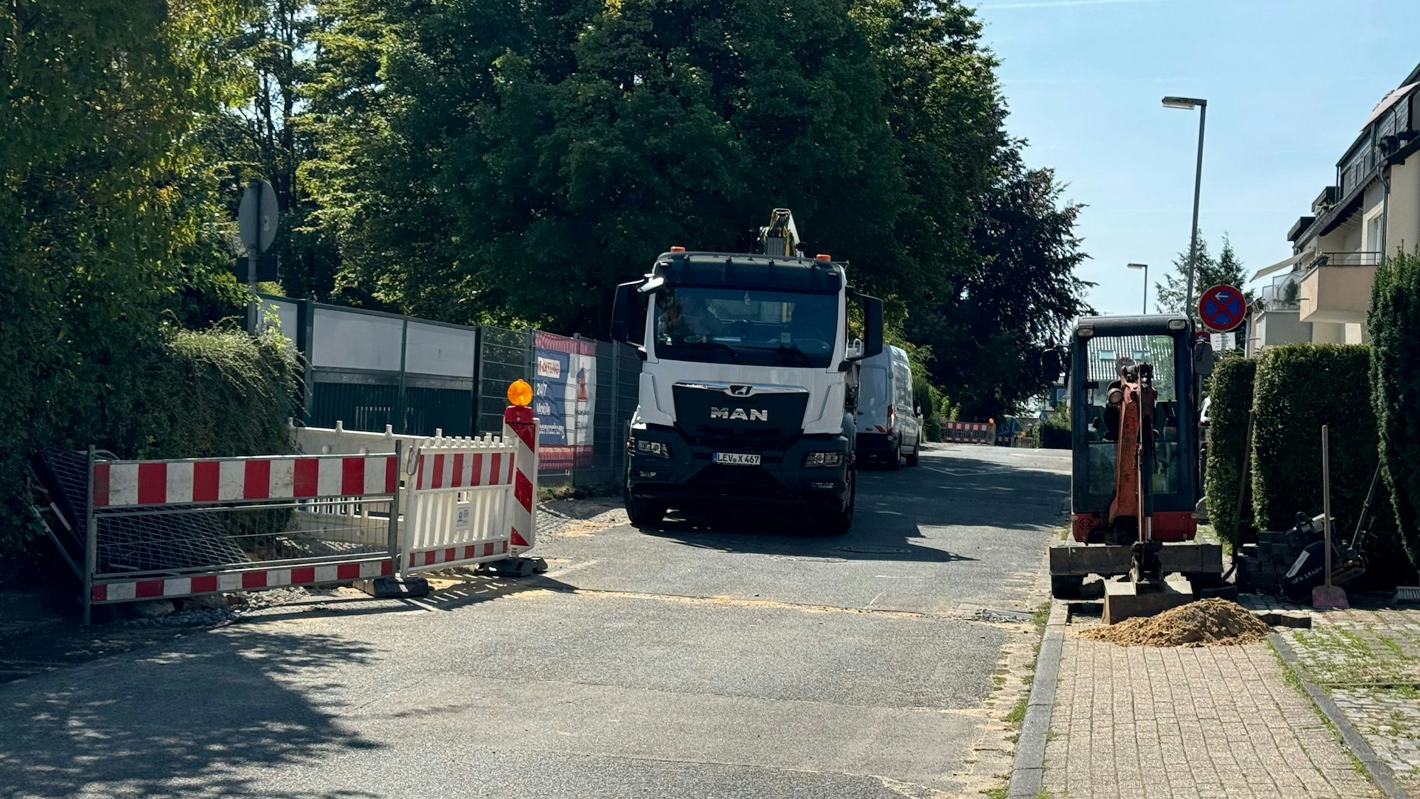 Baustelle vor Schule.