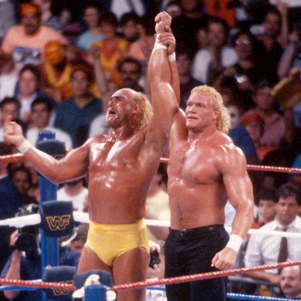 Sid Eudy steht mit Wrestling-Legende Hulk Hogan im Ring.