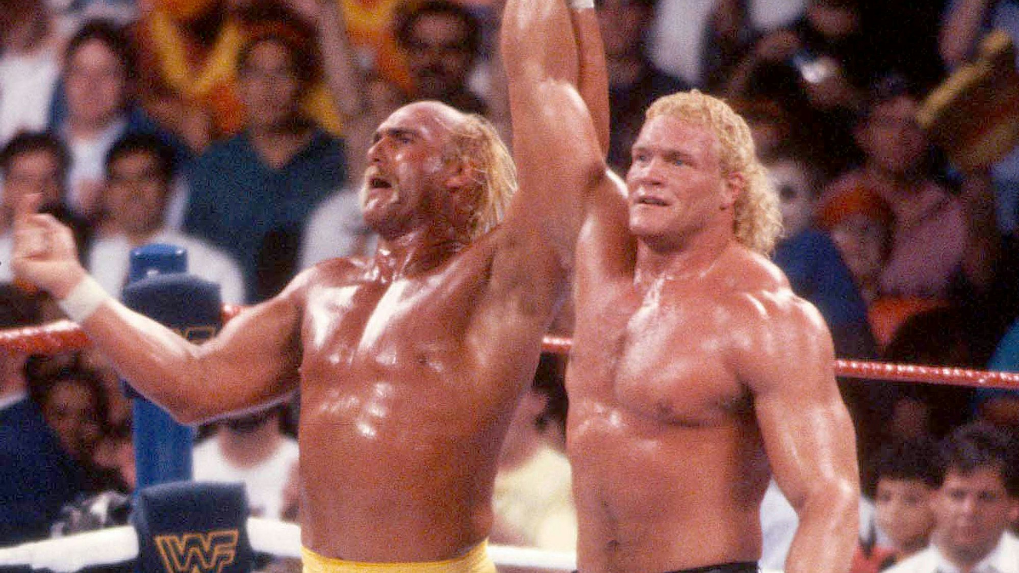 Sid Eudy steht mit Wrestling-Legende Hulk Hogan im Ring.