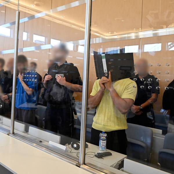 Die Männer, mutmaßlich geschickt vom IS-Ablegers „Islamischer Staat in der Provinz Khorasan“ (ISPK), müssen sich seit Juli vor dem Oberlandesgericht Düsseldorf verantworten. Sie sollen unter anderemn Anschläge in NRW geplant haben.