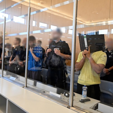 Die Männer, mutmaßlich geschickt vom IS-Ablegers „Islamischer Staat in der Provinz Khorasan“ (ISPK), müssen sich seit Juli vor dem Oberlandesgericht Düsseldorf verantworten. Sie sollen unter anderemn Anschläge in NRW geplant haben.