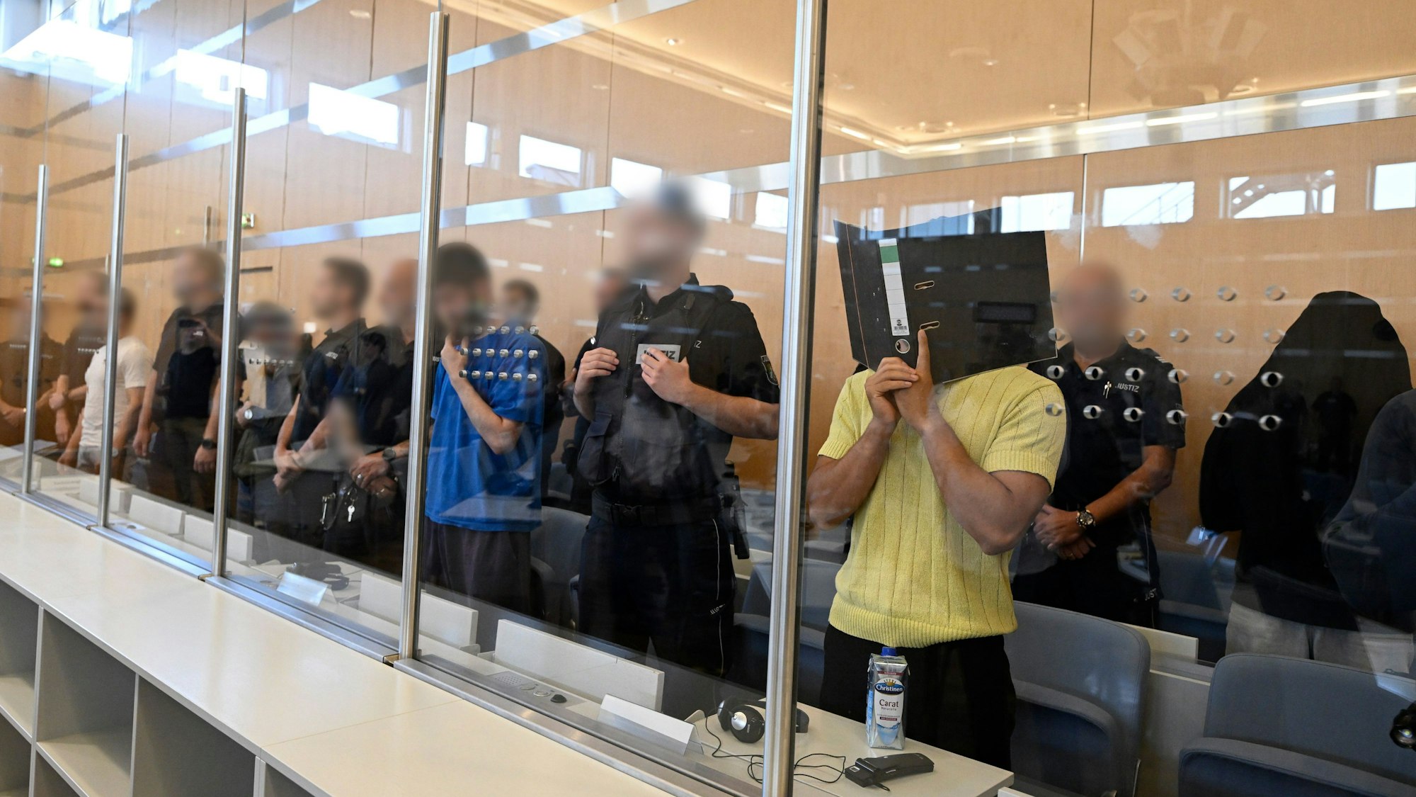 Die Männer, mutmaßlich geschickt vom IS-Ablegers „Islamischer Staat in der Provinz Khorasan“ (ISPK), müssen sich seit Juli vor dem Oberlandesgericht Düsseldorf verantworten. Sie sollen unter anderemn Anschläge in NRW geplant haben.