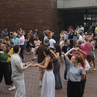 Tanzende vor dem Ostasiatischen Museum