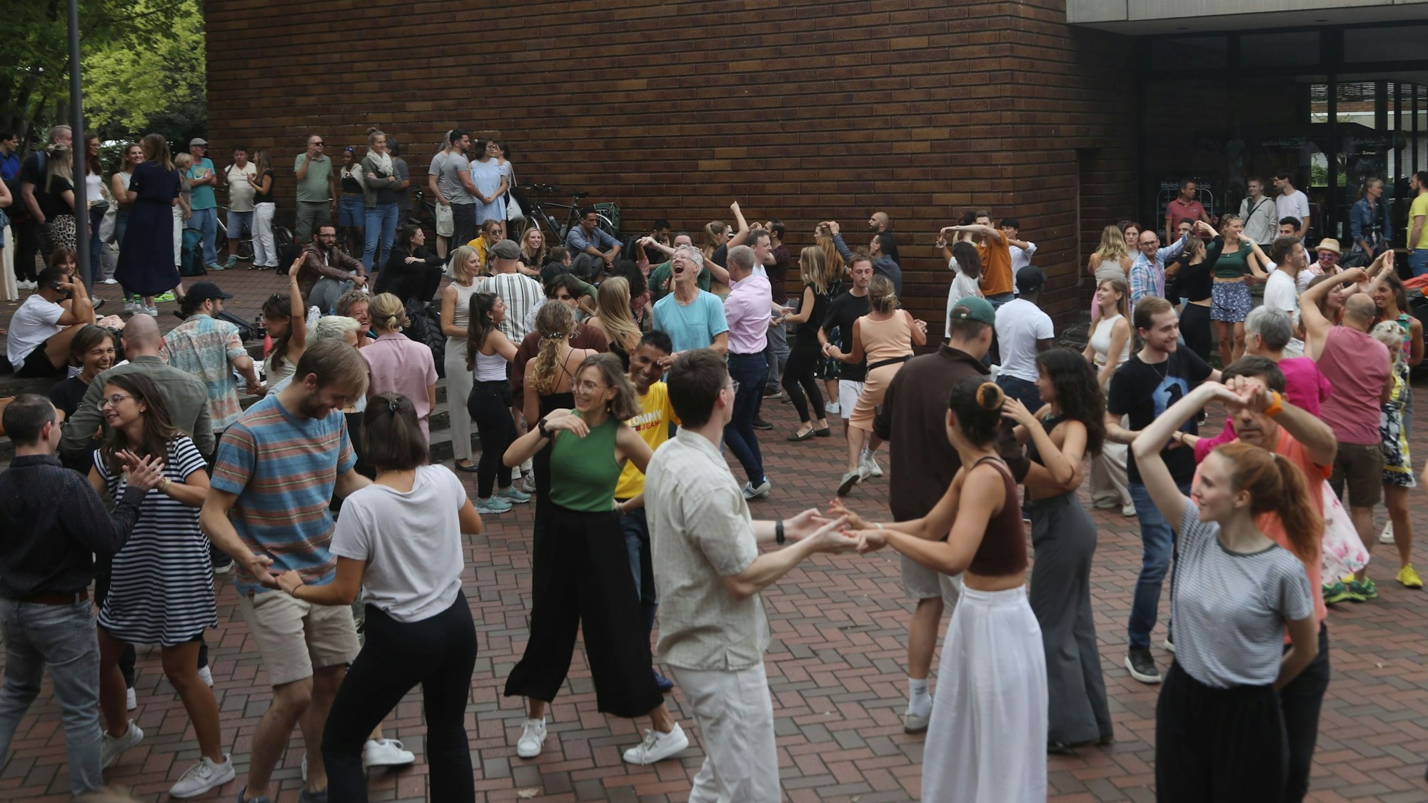 Seit Jahren finden am Aachener Weiher auf der Fläche des Museums für Ostasiatische Kunst Salsa-Abende unter freiem Himmel statt.