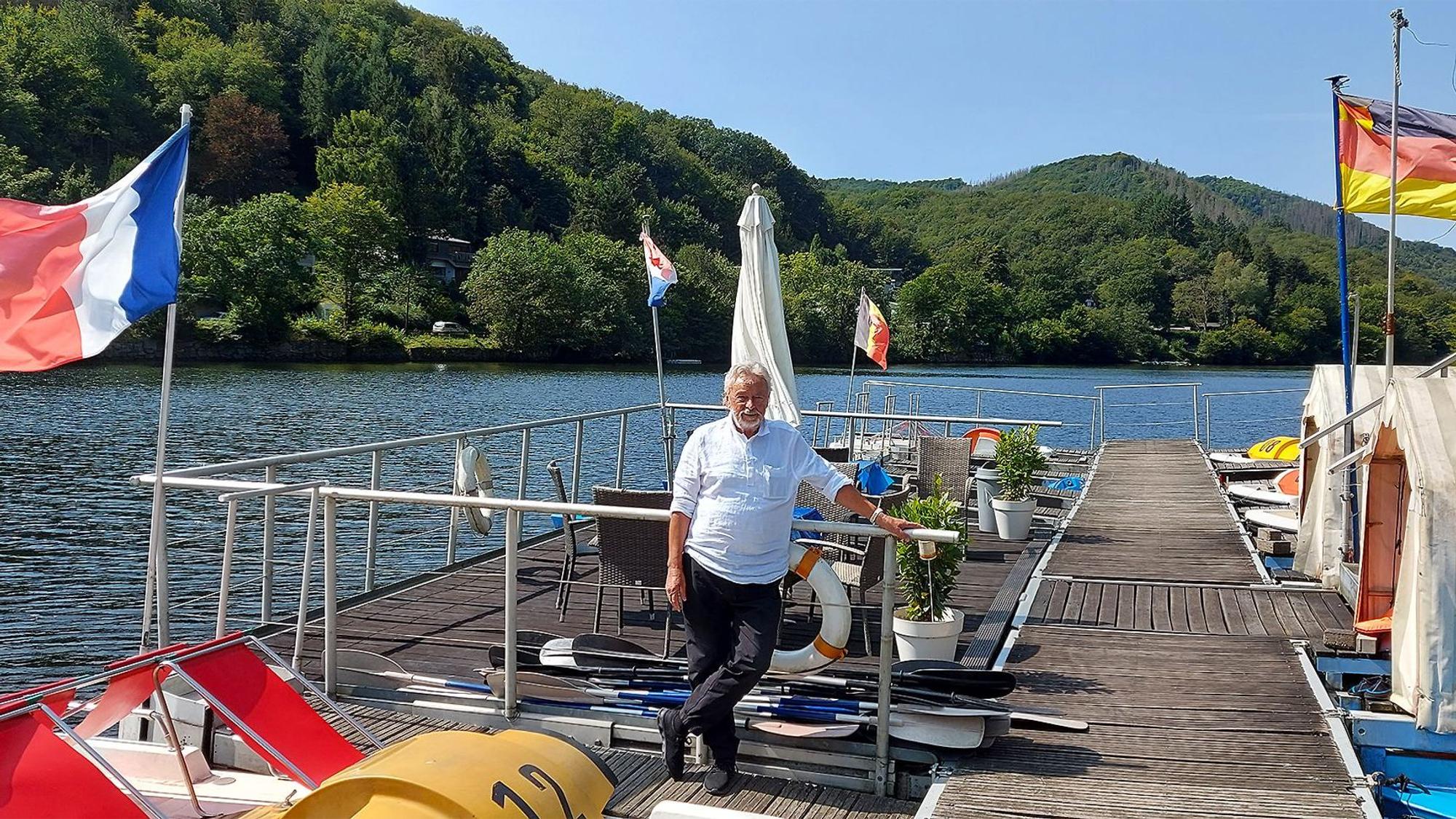 Franz Pütz steht auf dem Bootssteg, im Vordergrund sind Tretboote zu sehen.