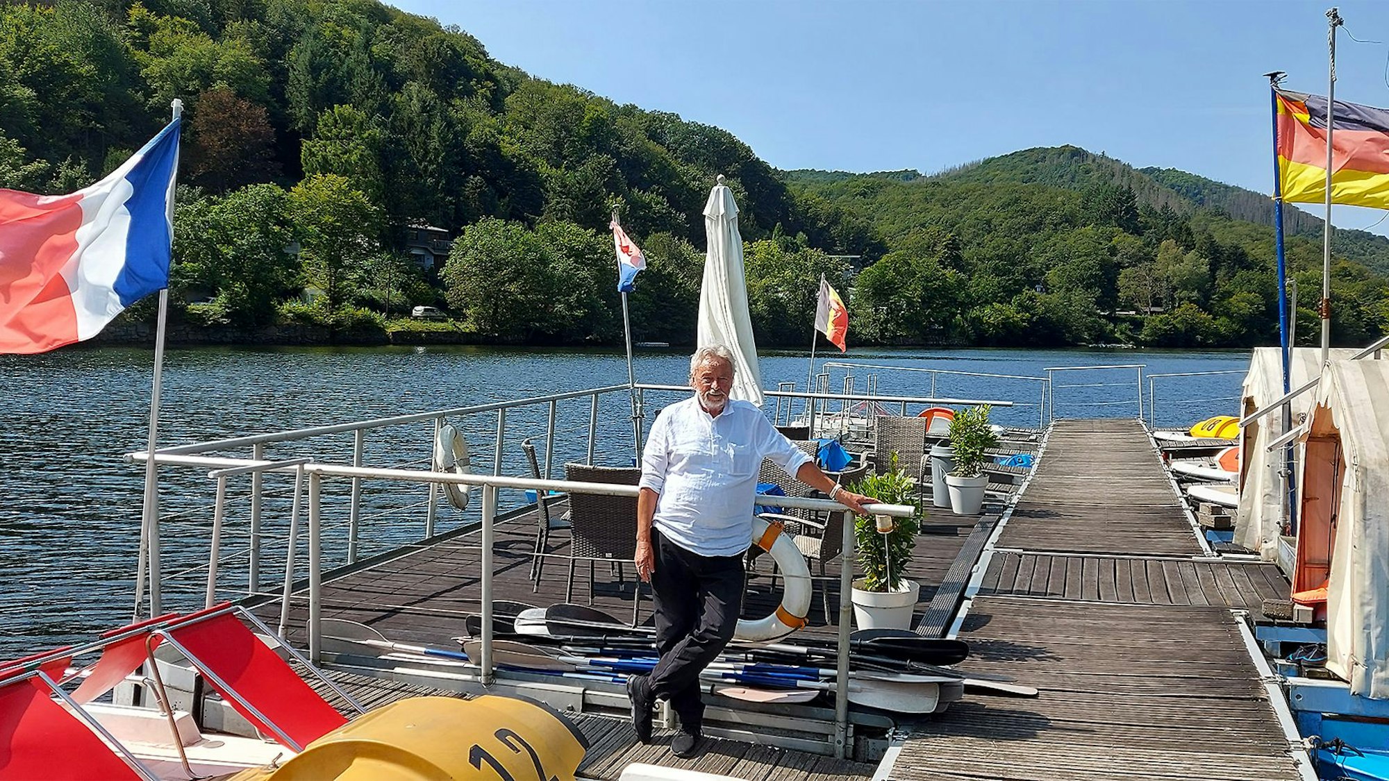 Franz Pütz steht auf dem Bootssteg, im Vordergrund sind Tretboote zu sehen.
