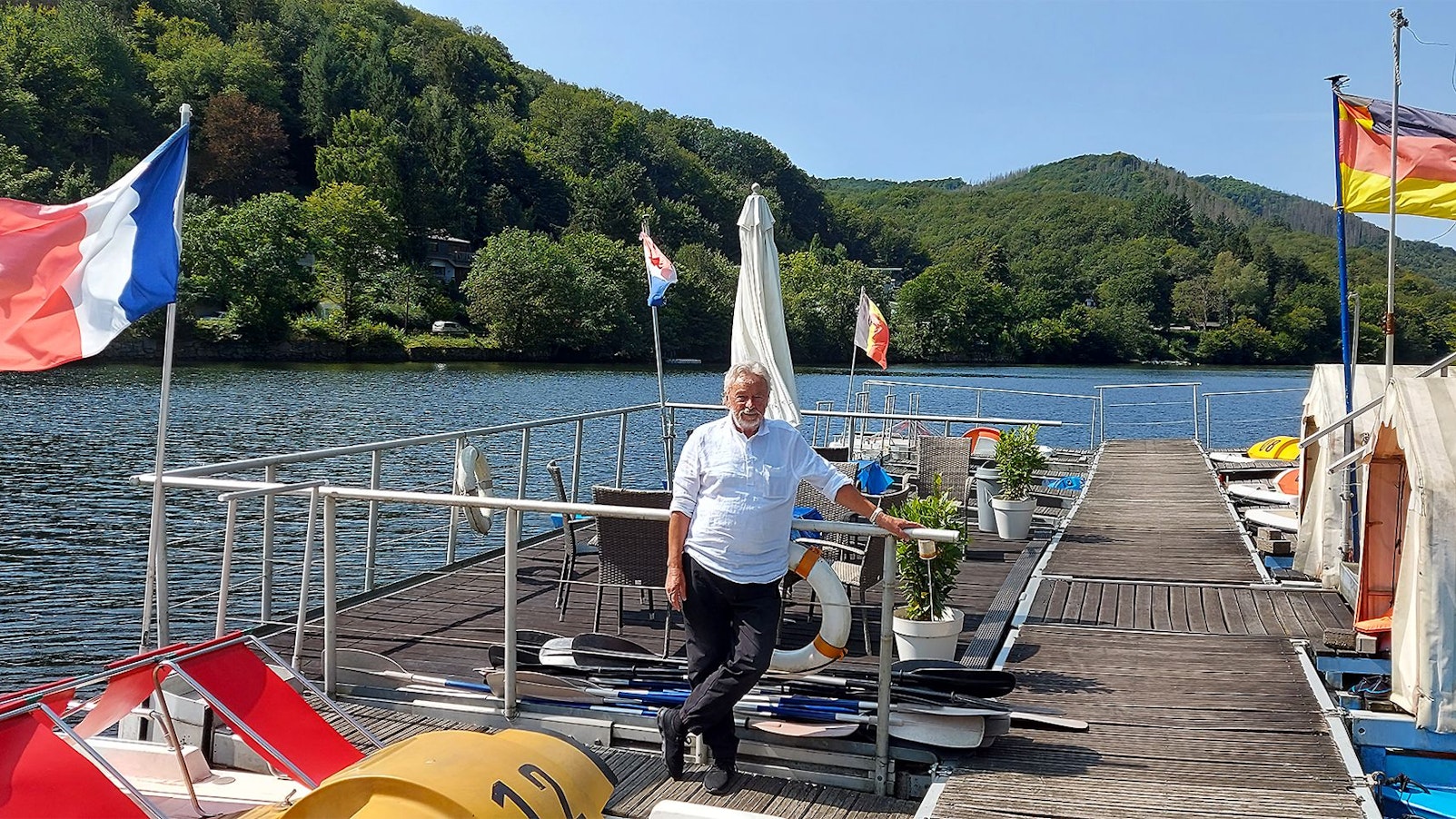 Franz Pütz steht auf dem Bootssteg, im Vordergrund sind Tretboote zu sehen.