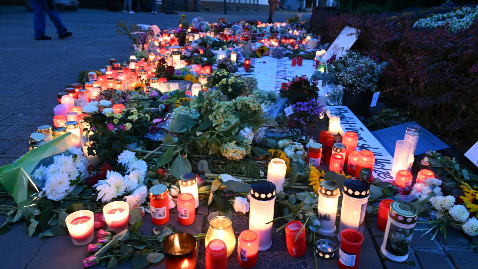 27.08.2024, Nordrhein-Westfalen, Solingen: Kerzen und Blumen stehen in der Innenstadt von Solingen. Am Freitagabend waren bei einem Stadtfest im nordrhein-westfälischen Solingen drei Menschen mit einem Messer getötet worden. Acht Menschen wurden verletzt, vier davon schwer.