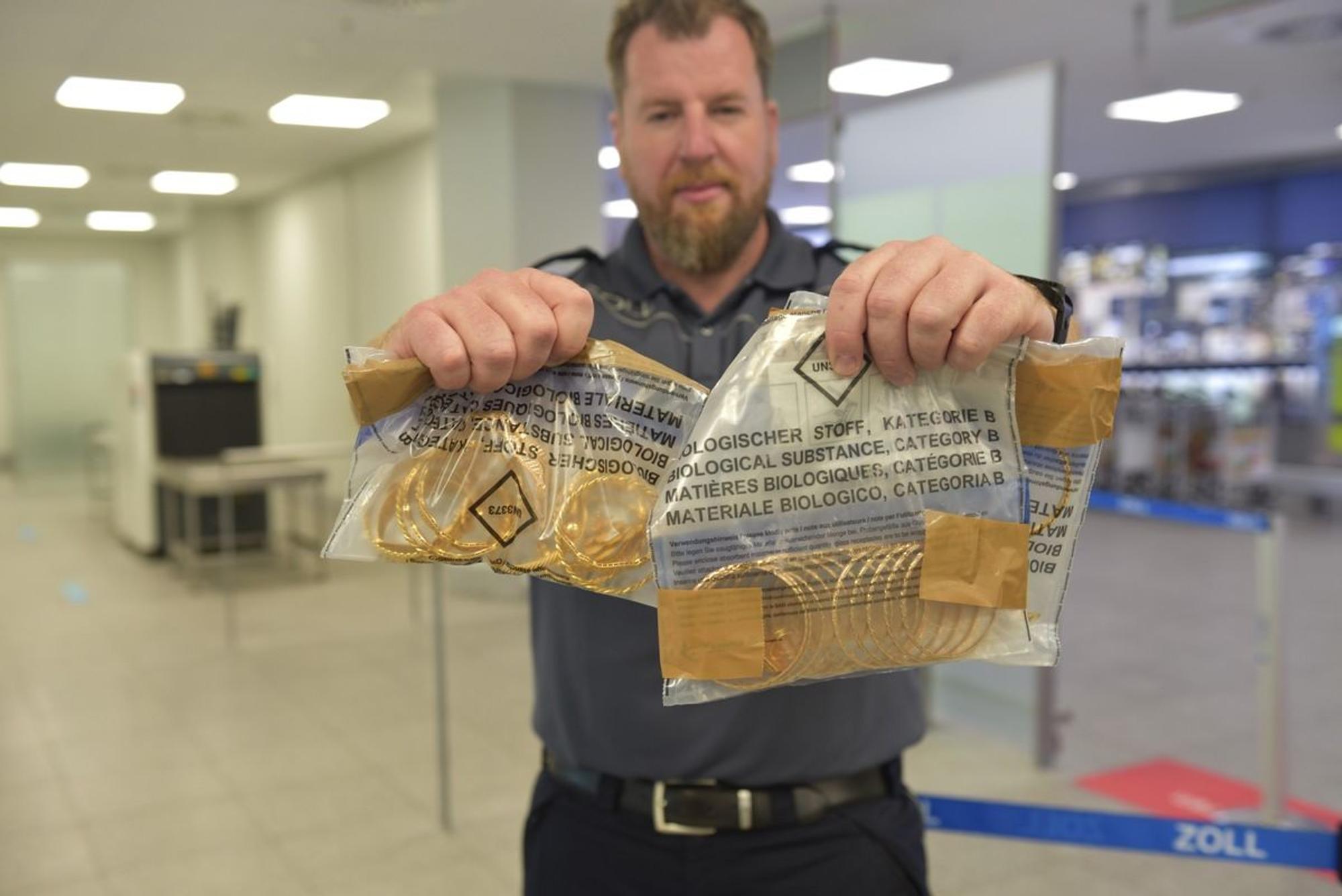 Zollsprecher Jens Ahland zeigt geschmuggelten Goldschmuck vom Flughafen Köln/Bonn.