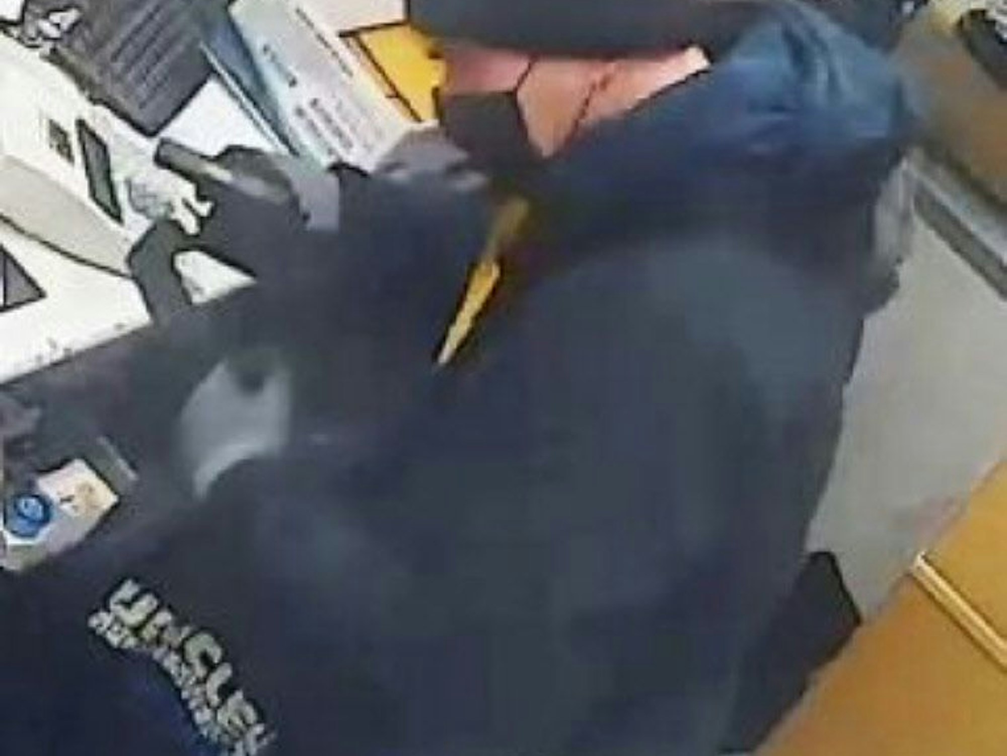 Einer der drei Männer, die am Tag vor Heiligabend 2021 das Mare Atlantico in Raderberg überfallen haben.