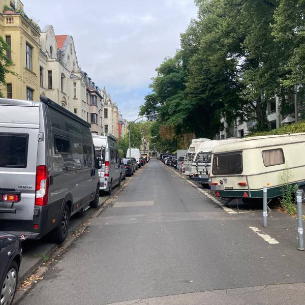 Viele Campervans in einer Straße in Neuehrenfeld.