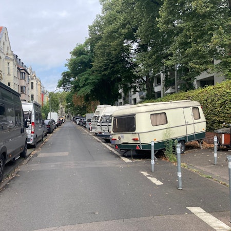 Viele Campervans in einer Straße in Neuehrenfeld.