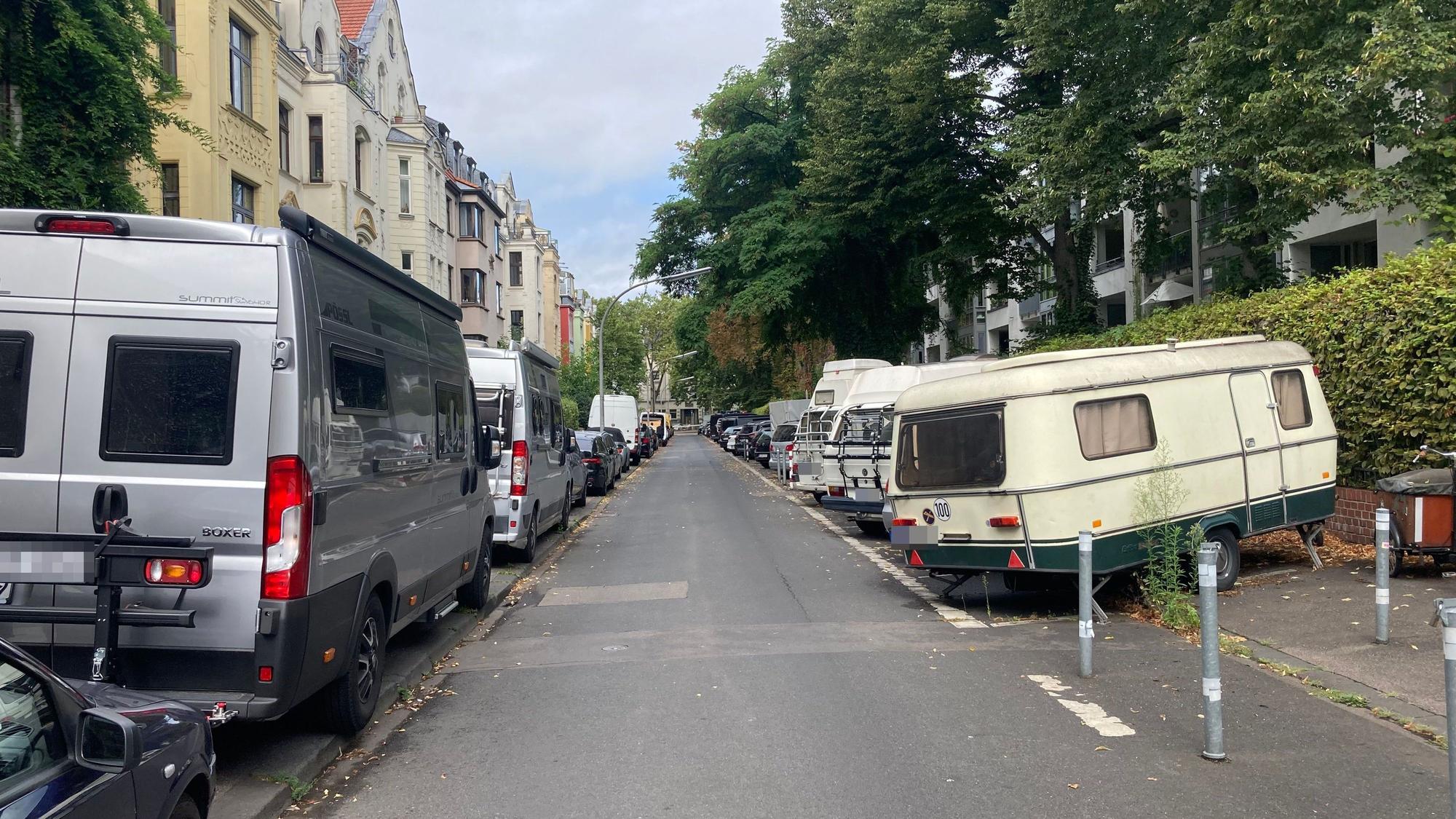 Viele Campervans in einer Straße in Neuehrenfeld.