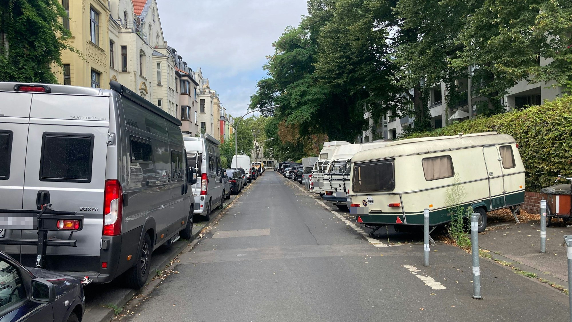 Viele Campervans in einer Straße in Neuehrenfeld.