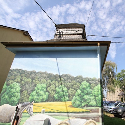 Ein mit einer Landschaft bemaltes Trafohäuschen