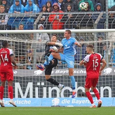 16 Max Reinthaler 1860 gegen Torwart 24 Kevin Rauhut Viktoria Köln Aktion, Zweikampf, Fussball / 3. Liga / TSV 1860 Muenchen - FC Viktoria Köln / Gruenwalderstadion / 25.08.2024 / FOTO: Mladen Lackovic / LakoPress *** 16 Max Reinthaler 1860 against goalkeeper 24 Kevin Rauhut Viktoria Köln Action, duel, football 3 Liga TSV 1860 Muenchen FC Viktoria Köln Gruenwalderstadion 25 08 2024 PHOTO Mladen Lackovic LakoPress