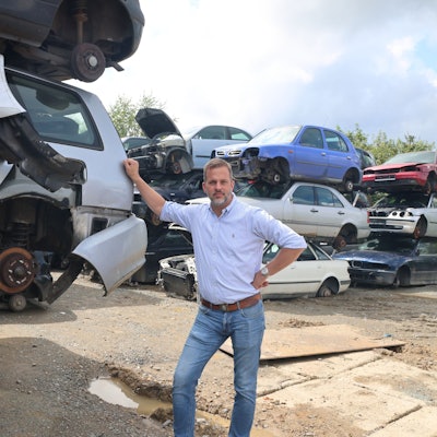 In Waldbröl-Hermesdorf führt Michael Kappenstein die Autoverwertung und den Schrotthandel Noiron. Seinen Betrieb möchte der 45 Jahre alte Unternehmer künftig auch auf die Bearbeitung elektrischer Fahrzeuge umstellen.