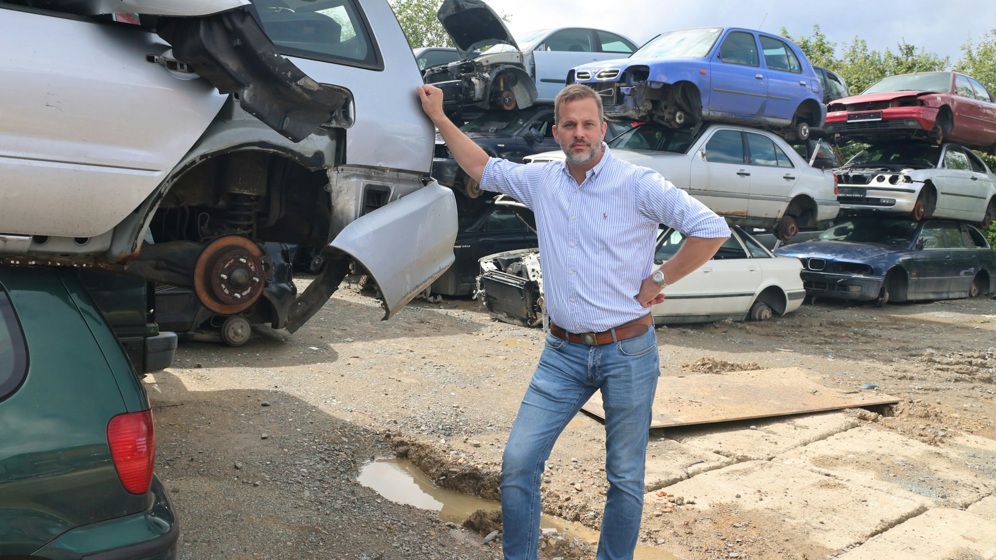 In Waldbröl-Hermesdorf führt Michael Kappenstein die Autoverwertung und den Schrotthandel Noiron. Seinen Betrieb möchte der 45 Jahre alte Unternehmer künftig auch auf die Bearbeitung elektrischer Fahrzeuge umstellen.