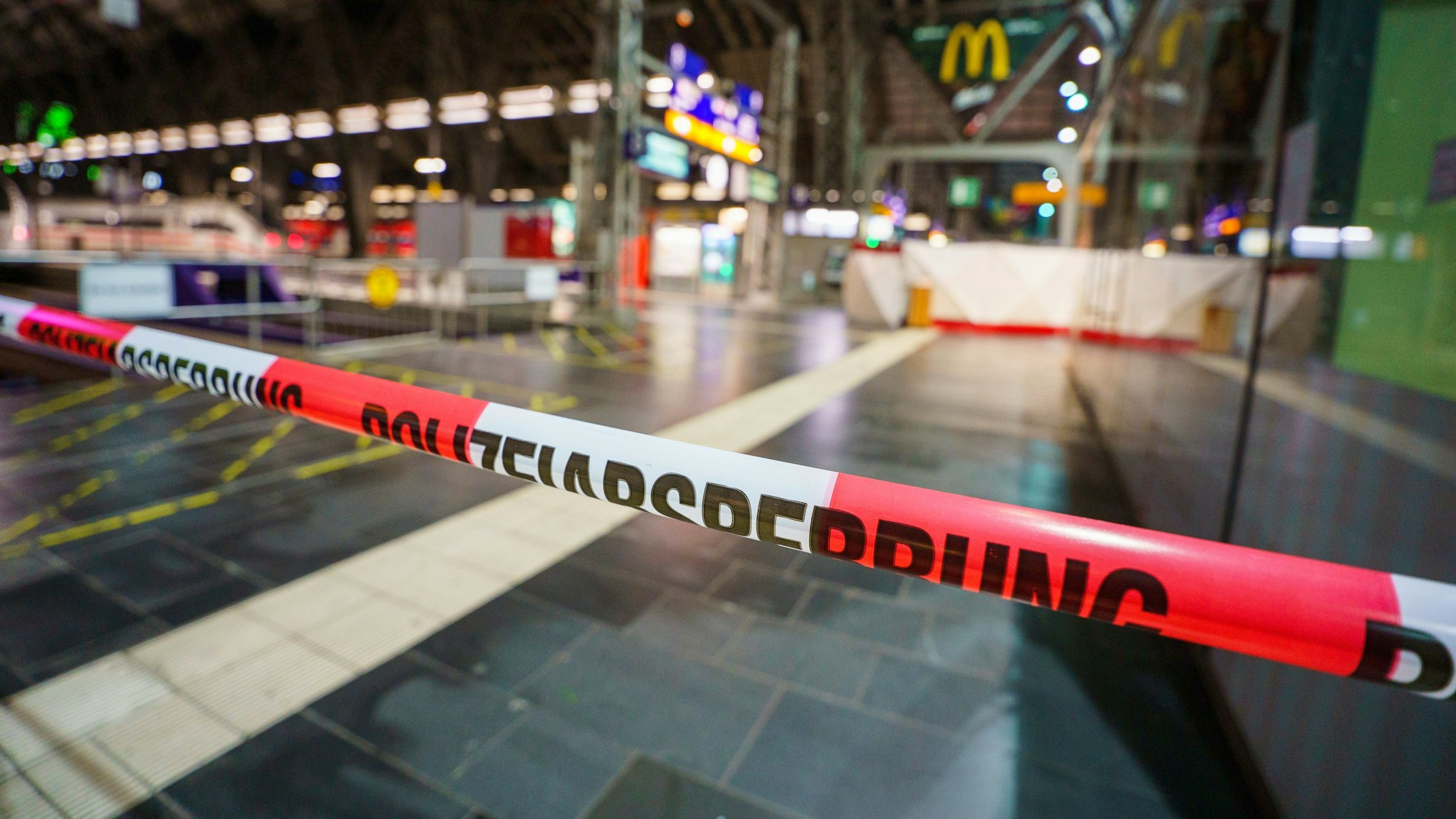 Die Polizei hat einen Einsatzbereich abgesperrt. Am Frankfurter Hauptbahnhof hat ein Mann einen anderen Mann erschossen.