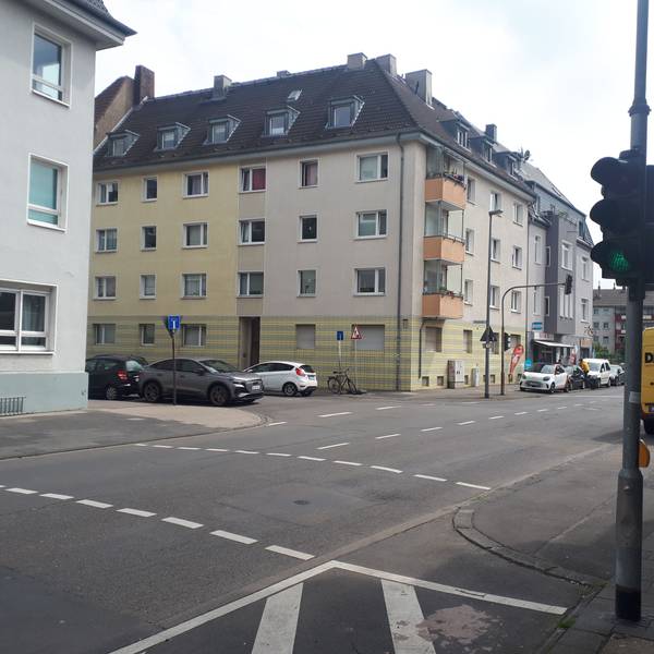 Zu sehen ist die Ostseite der Einmündung zur Xantener Straße in